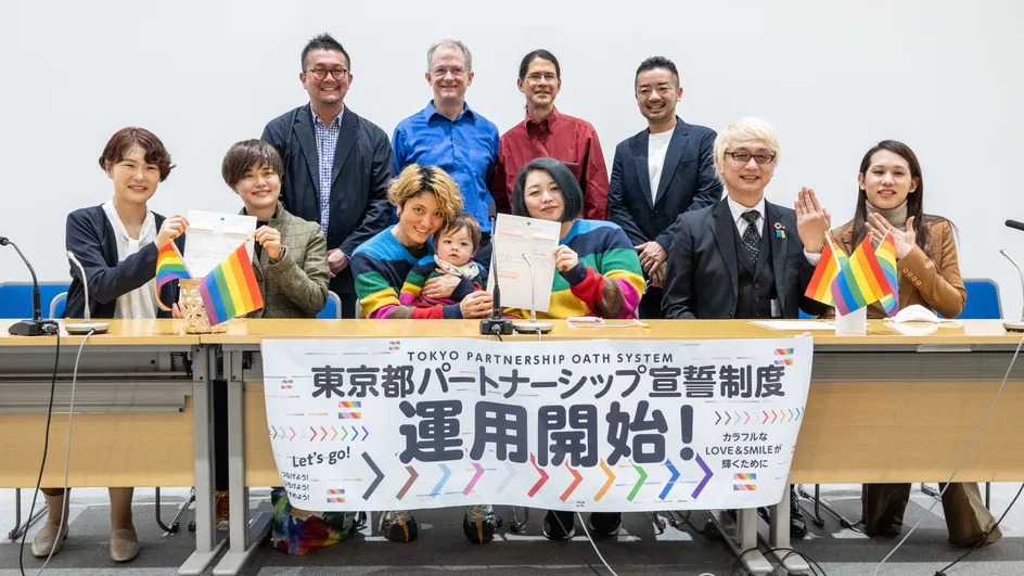 Mamiko Moda et Satoko Nagamura, avec leur fils, ont reçu leur certificat d'union de même sexe après une conférence de presse à Tokyo, le 1er novembre 2022