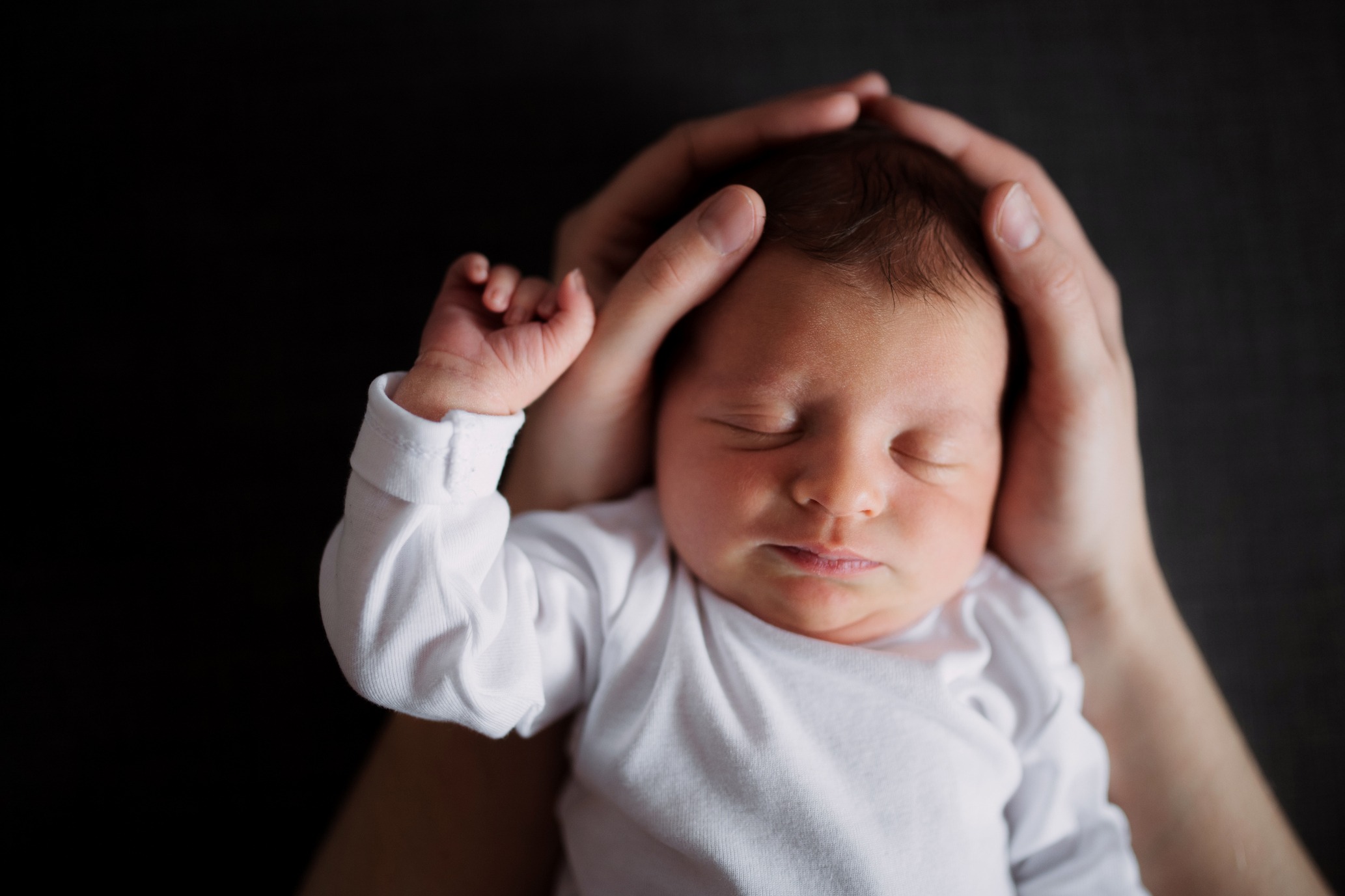 Bébés et syndrome de la tête plate : les coussins de tête divisent