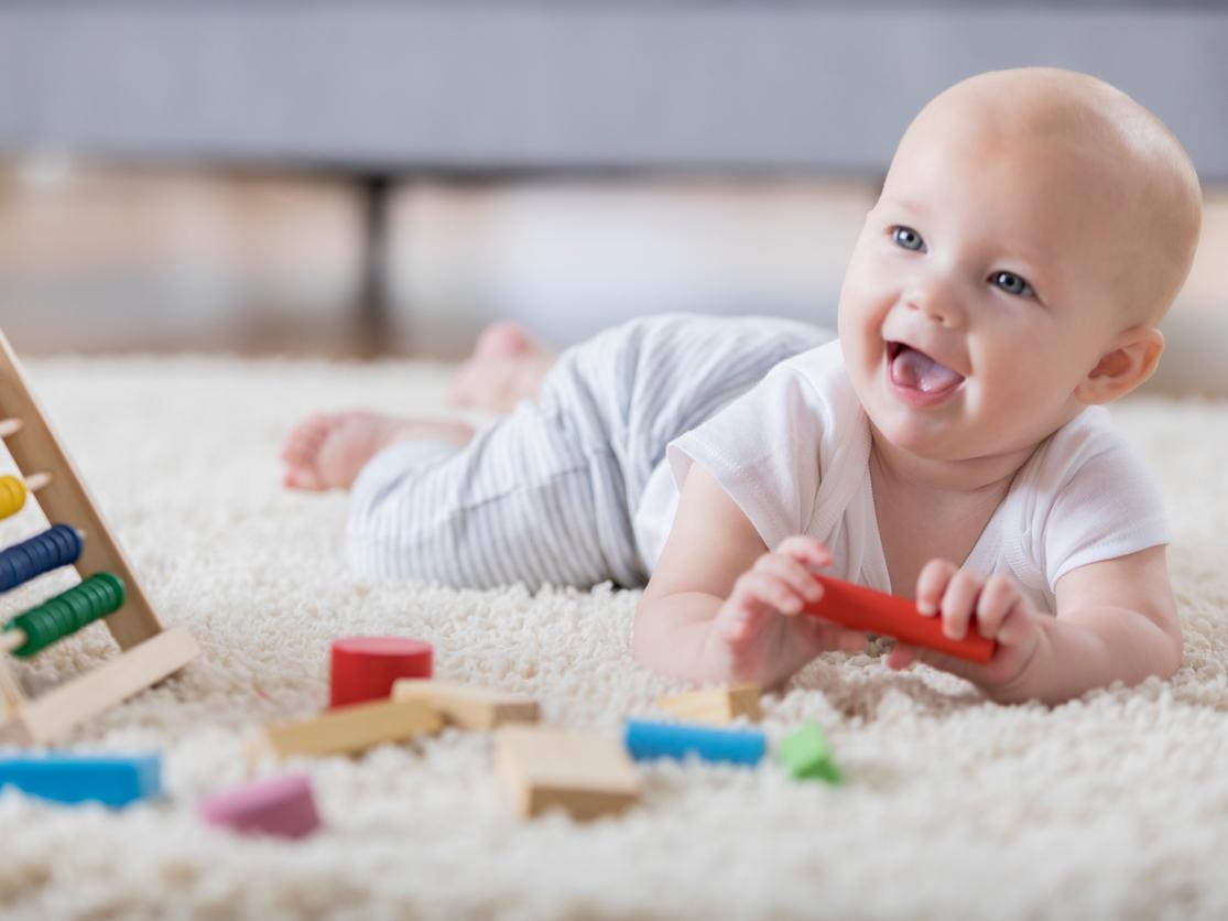 Les jouets traditionnels favoriseraient davantage le langage chez Bébé que  les jeux électroniques