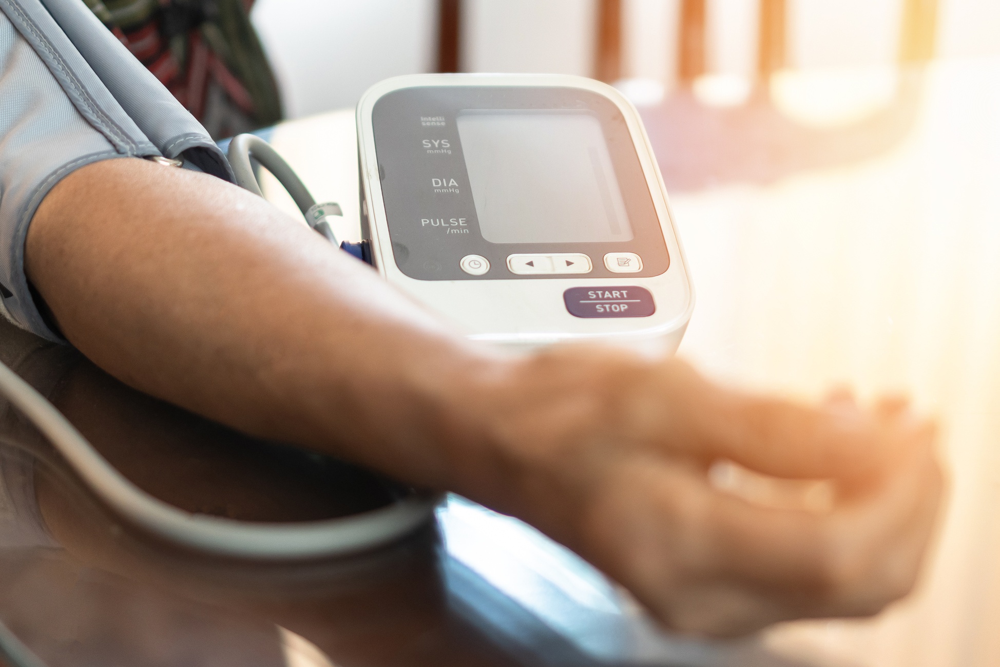 Hypertension artérielle : comment choisir son tensiomètre ? - Top Santé