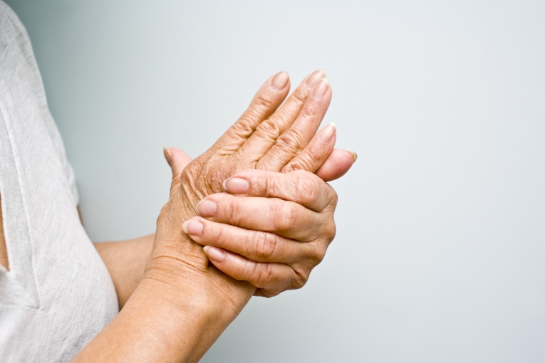 Tremblement des mains : causes, symptômes, traitement, prévention ...