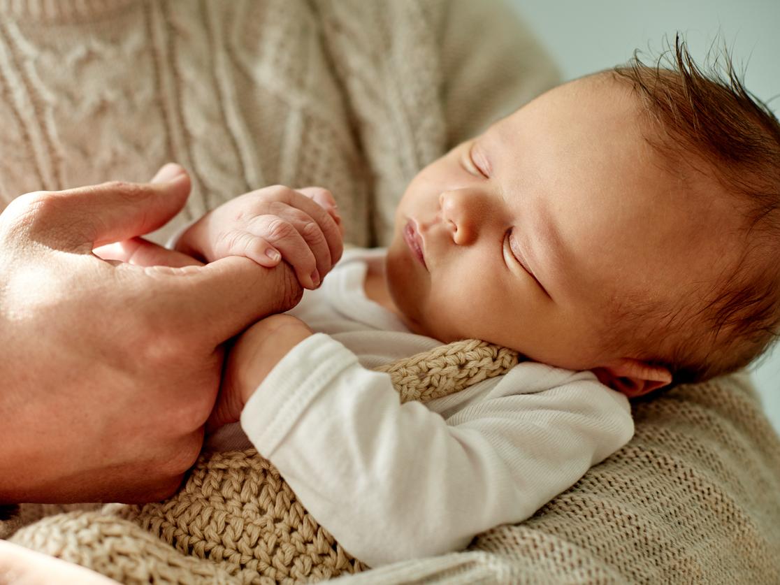 Crise génitale du nouveau né : symptômes, traitement, définition 