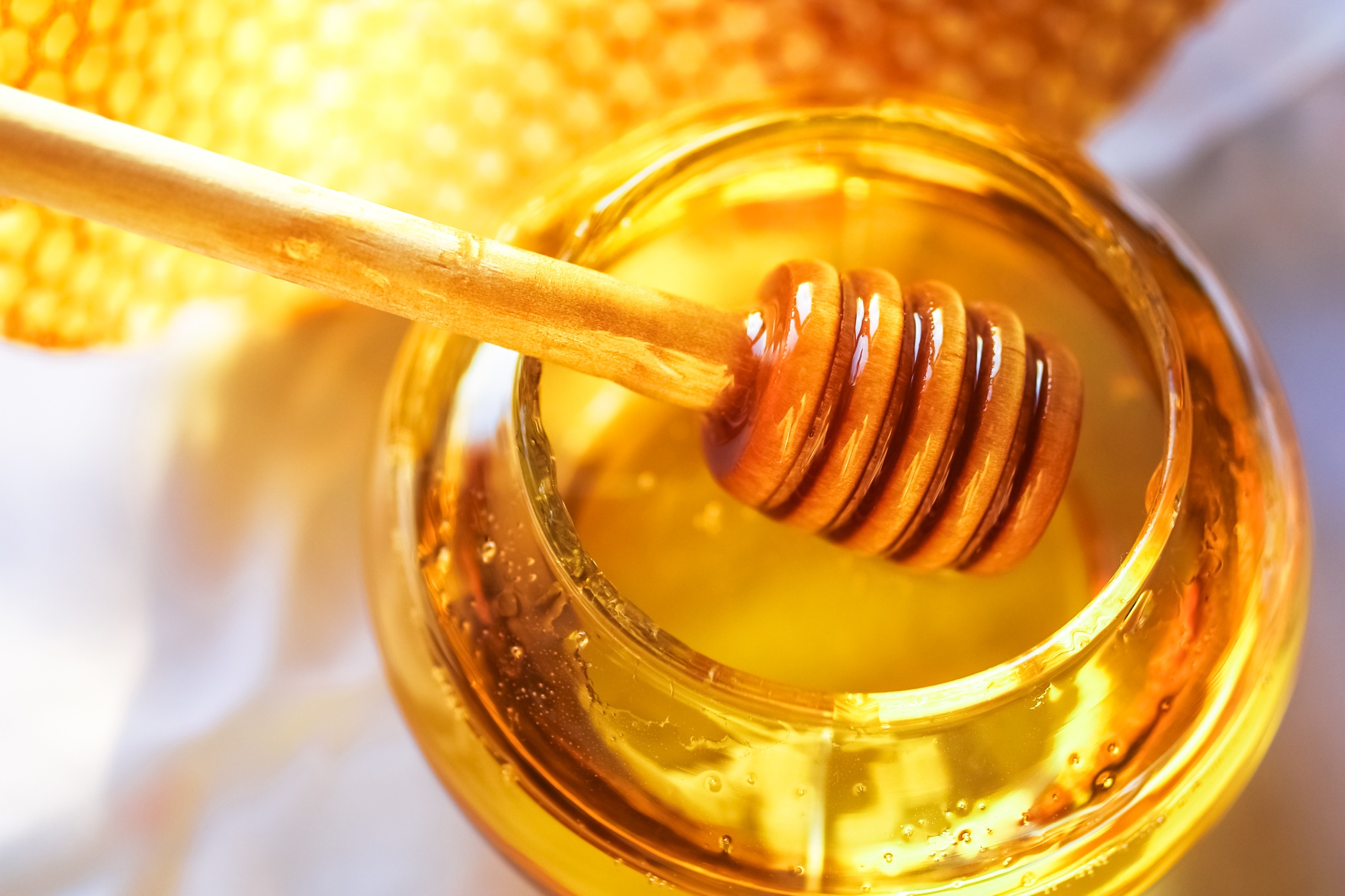Les 7 propriétés surprenantes du miel et du lait
