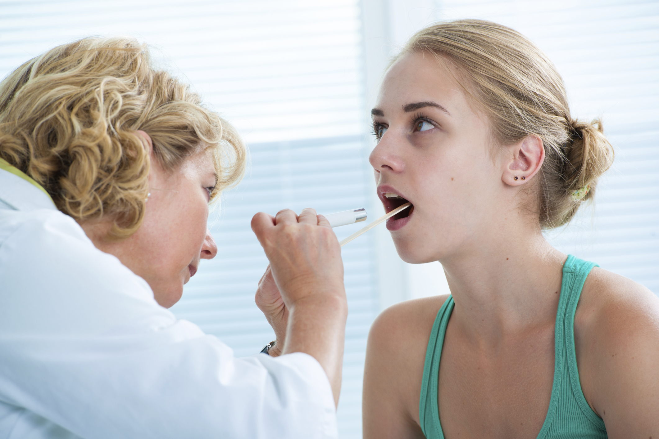 Mal de gorge et angine : les médicaments à éviter – Anti-Dr. Knock