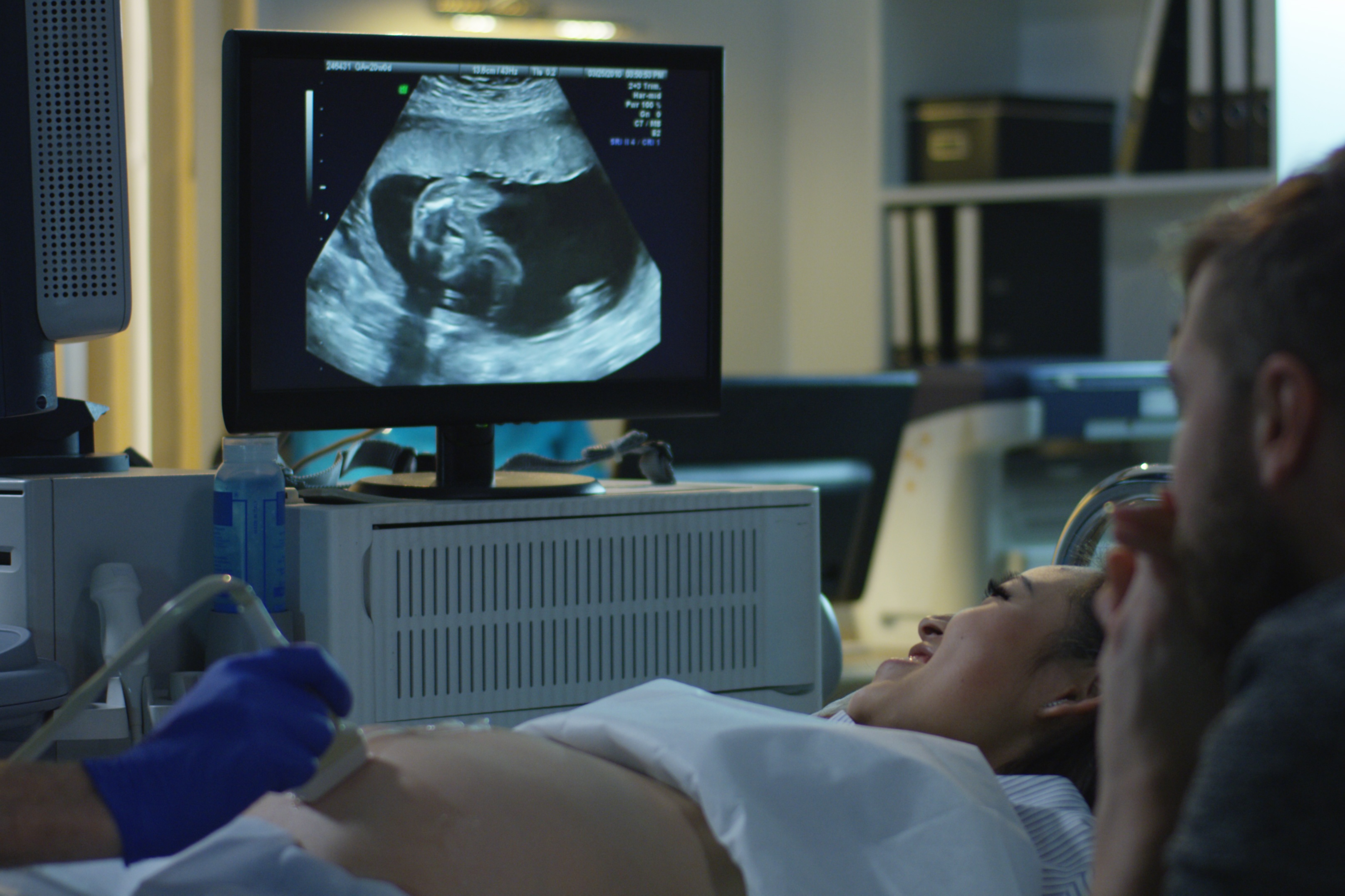 Femme Enceinte Ayant Une échographie 4d. Surveillance De La Santé Du  Patient à L'aide D'un Appareil à Ultrasons