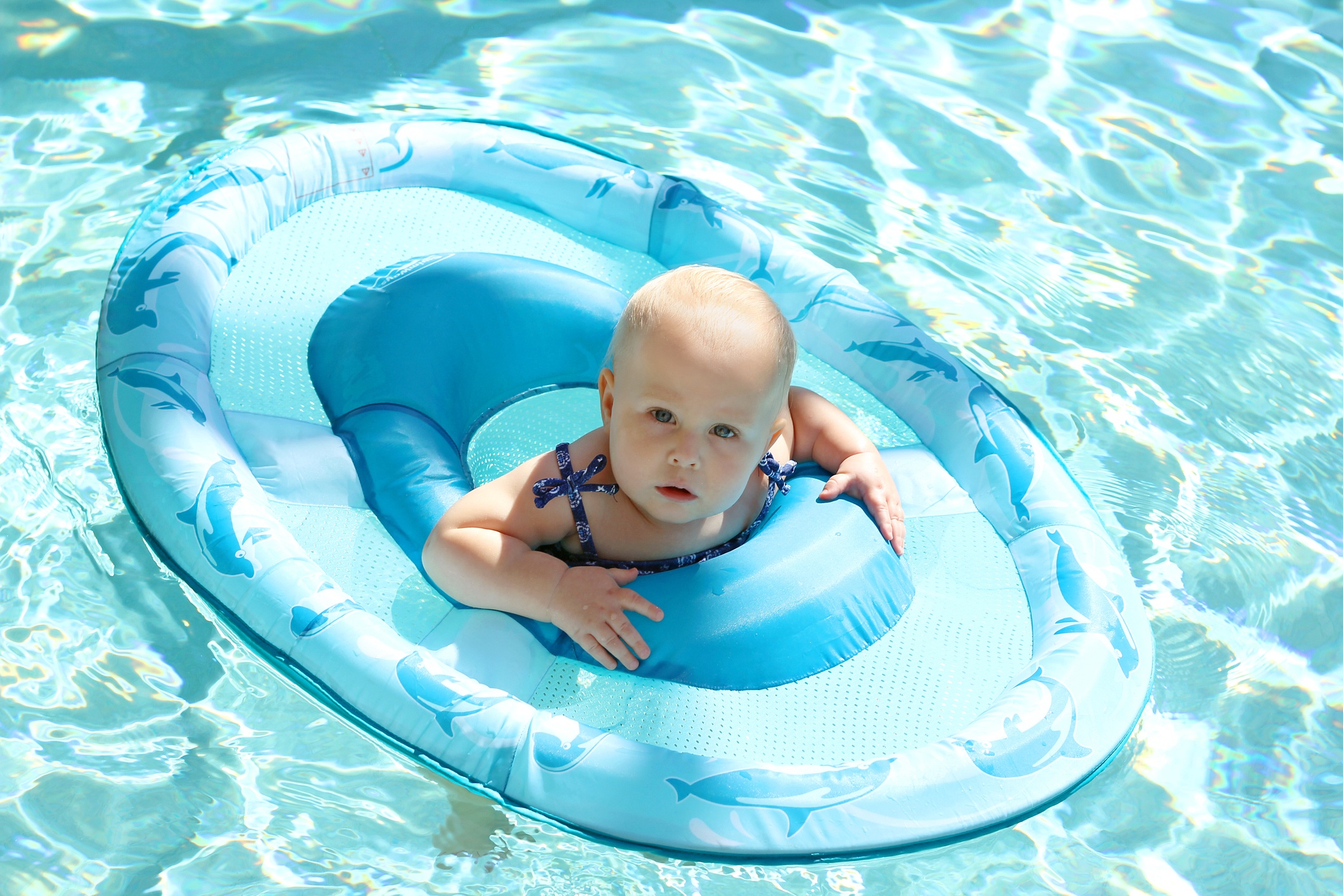 Danger : 25% des parents utilisent des bouées pour baigner bébé