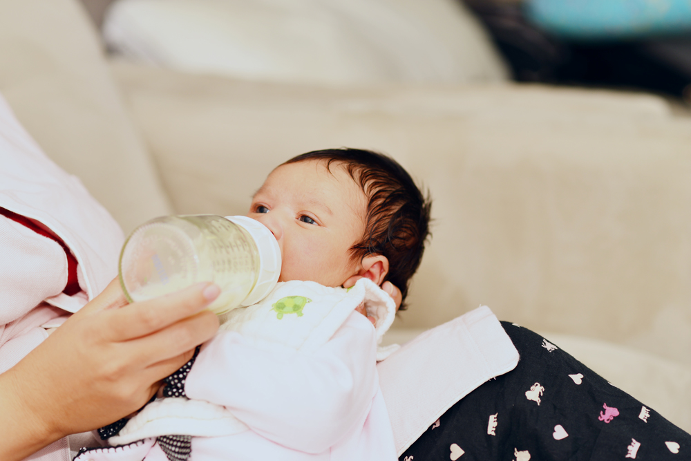 Médecin الجزائر - Votre bébé de 12 à 24 mois mange-t-il moins qu'avant,  veut juste boire du lait et ne veut plus essayer de nouveaux aliments? Cela  est principalement dû au fait