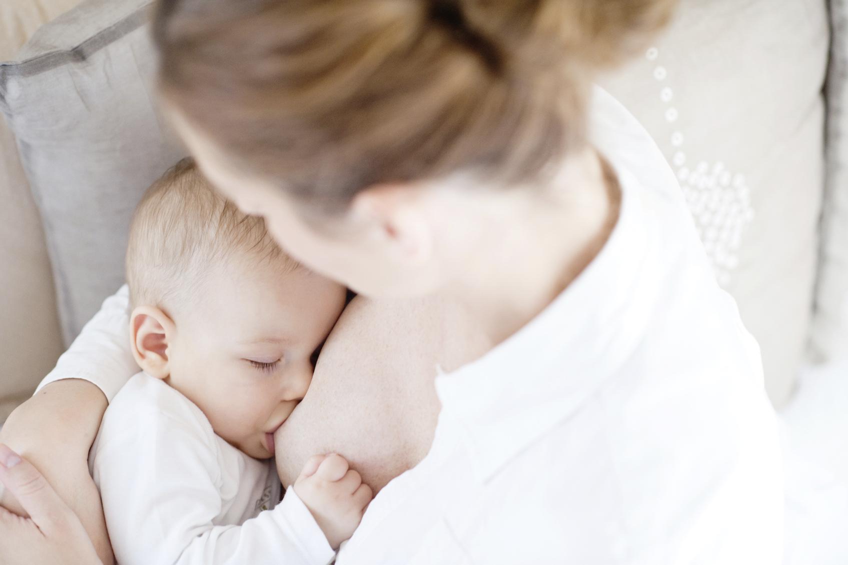 ANGEL'S - bébé & enfant - Un coussin d'allaitement, seulement pour donner  le sein??! Justement non, il peut même vous aider à tenir bébé assis.  Découvrez en image 4 utilisations différentes de
