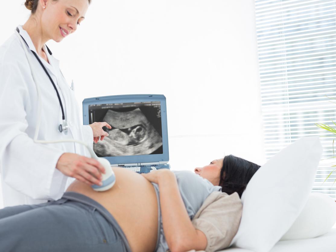 la femme enceinte utilise un stéthoscope pour écouter le cœur du bébé.  écouter les voix de