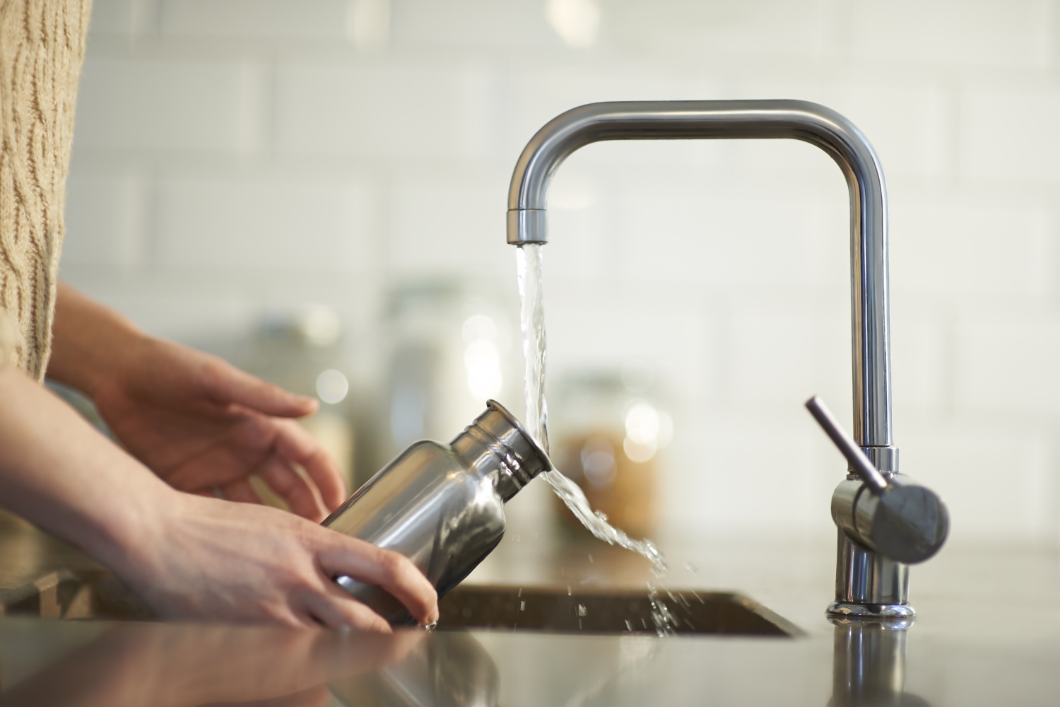 En bouteille ou du robinet : ces erreurs à éviter avec l'eau