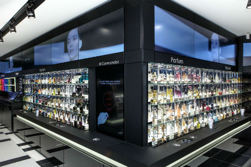Un linéaire mural met en lumière une large sélection de parfums. ©Sephora
