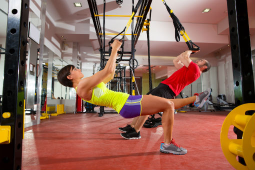 Le TRX permet de réaliser plus de 300 exercices différents en utilisant son poids du corps. Entraînement en salles avec des câbles TRX. ©holbox / shutterstock.com