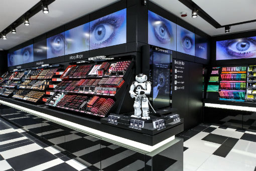 Le nouveau magasin “Sephora Flash“ permet de profiter d'une large offre de produits make-up. ©Sephora
