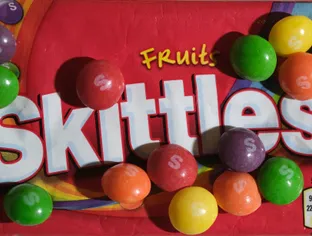 Du dioxyde de titane dans les bonbons Skittles aux États-Unis