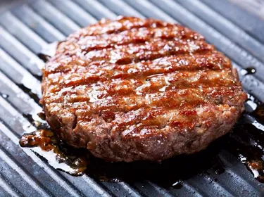 Manger la viande hachée bien cuite