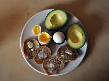 Menu n°1 : œufs, avocat, oléagineux