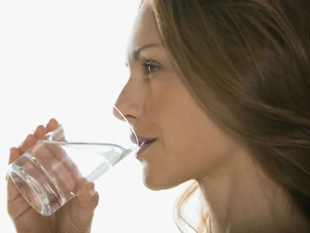 Buvez de l’eau dans un grand verre