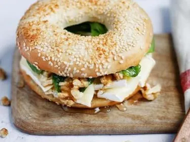 Bagel au brie, au miel et aux noix