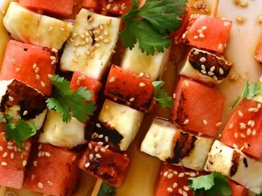  Brochettes de pastèque et halloumi