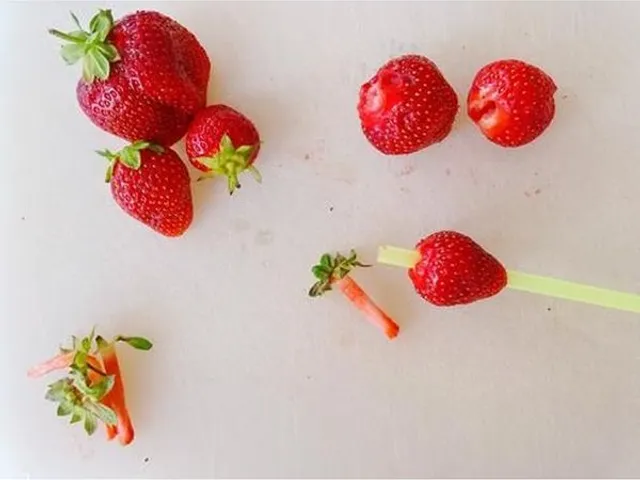 Comment équeuter des fraises rapidement ?
