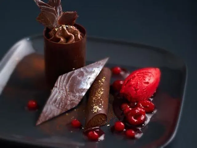 Dessert chocolaté avec sa compote de fruits rouges et son sorbet aux framboises d'Hervé Boutin