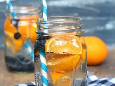 Detox water orange et myrtilles