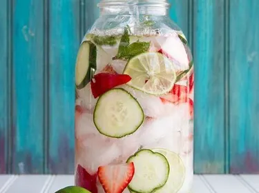 Detox water fraises, citron vert, concombre et menthe