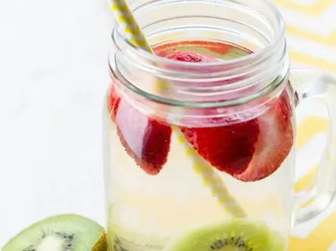 Detox water fraises et kiwi