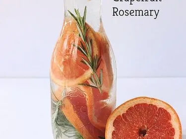 Detox water pamplemousse et romarin