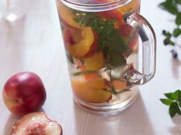 Detox water pêches et menthe