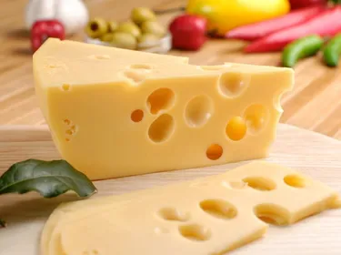 L’emmental : 898 mg de calcium/100 g