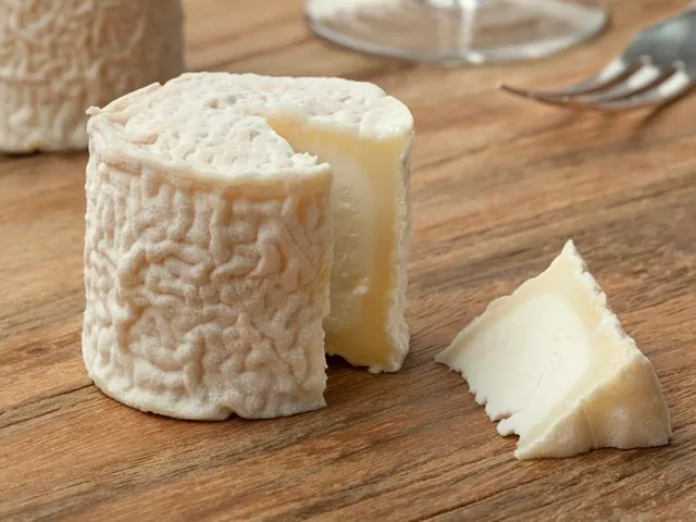 Le fromage de chèvre sec : 895 mg de calcium/100 g 