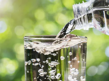 Les eaux de source ou minérales fortement minéralisées