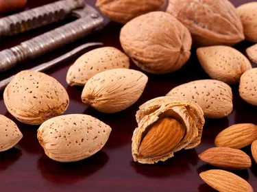 Les noix et les amandes