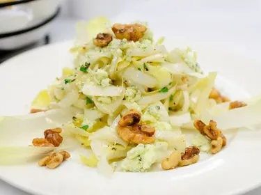 Pour assaisonner une salade d'endives, de l'huile de noix 