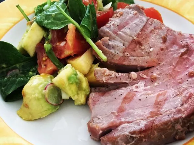 Steak de thon rouge à la plancha et salade d’avocat 