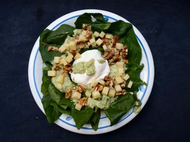 Salade de feuilles d’épinard à l’emmental, sauce à l’avocat