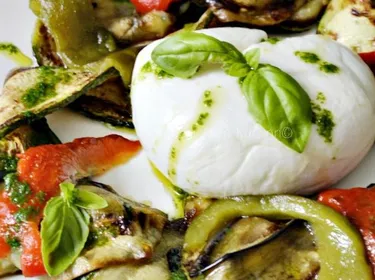 Salade de mozzarella, légumes grillés à la plancha et pesto