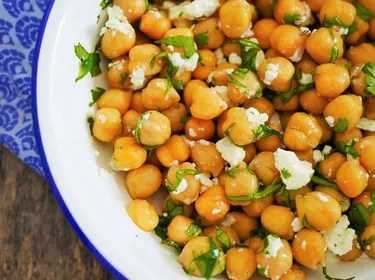 Salade de pois chiches, feta et coriandre