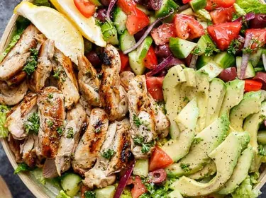 Salade de poulet grillé et légumes