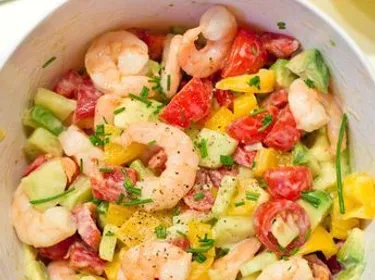 Salade grecque de tomates, avocats et crevettes