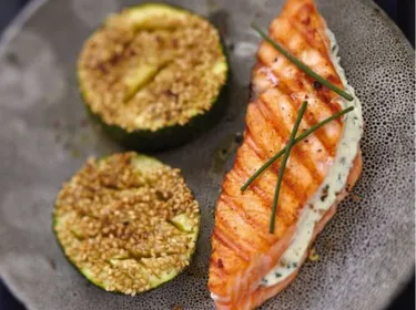 Saumon grillé au fromage frais et courgettes au sésame