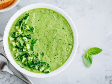 Soupe froide courgette, poivron, basilic et feta