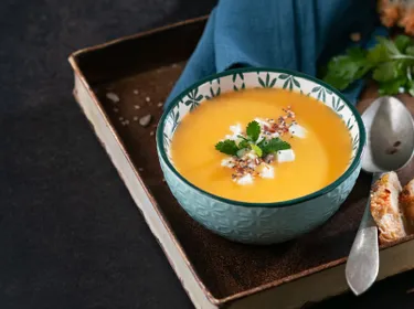 Soupe froide de carottes, feta et graines de courge