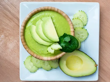 Soupe froide de concombre et avocat