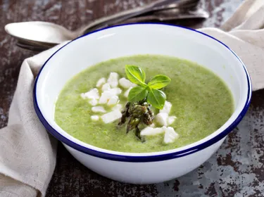 Soupe froide de courgettes au chèvre et à la menthe