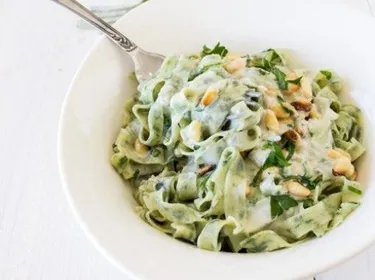 Tagliatelles aux épinards, gorgonzola et pignons de pin