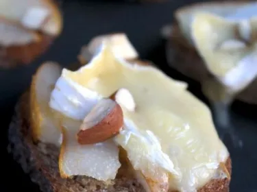 Tartine camembert, poire et amandes