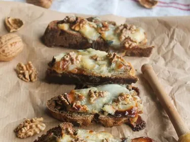 Tartines chèvre, miel et noix