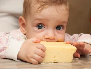 Fromage au lait cru : à quel âge en donner sans risque à un enfant ?